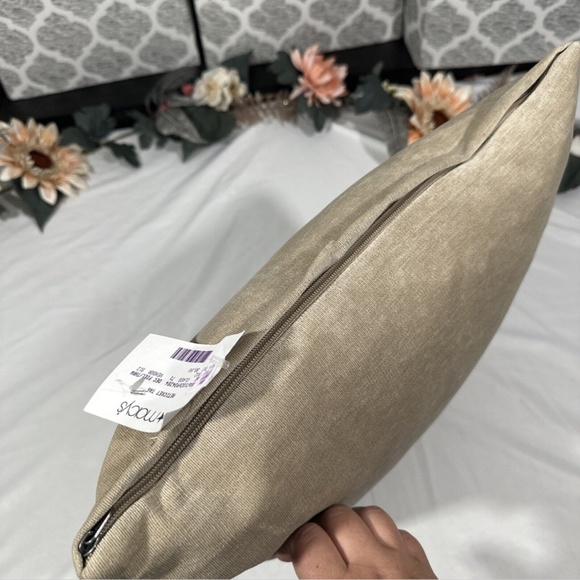 NEW $88 Siscovers Padma Decorative Pillow [ 16"‎ x 16" ] in Parchment - Picture 5 of 10